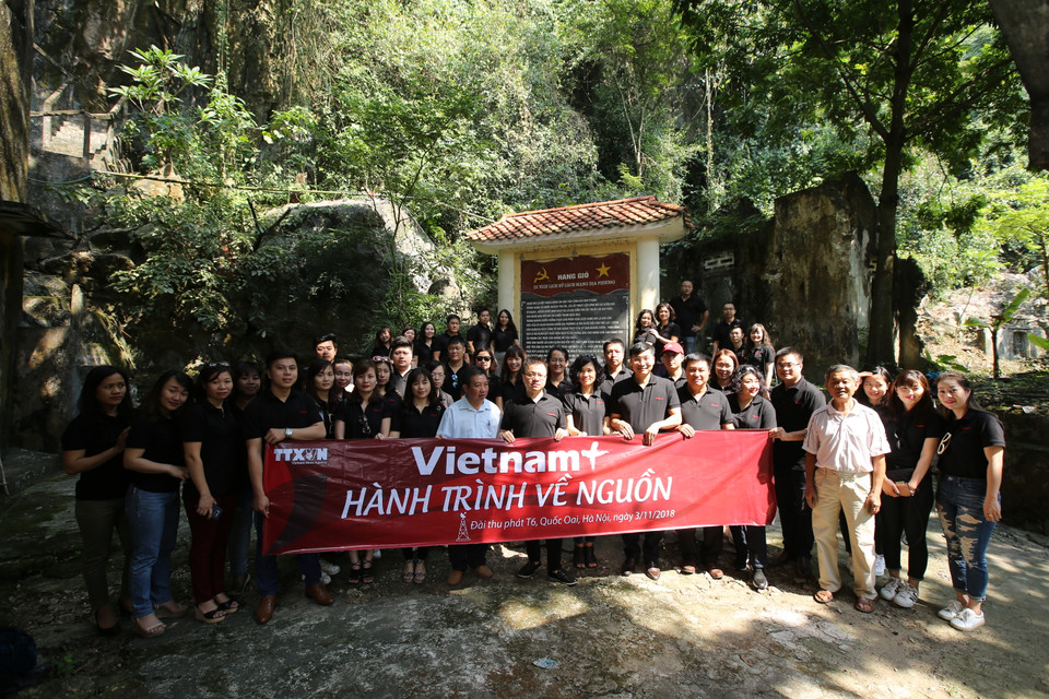 Chuyến thăm T6 giúp cán bộ, nhân viên Báo Điện tử VietnamPlus hiểu thêm những khó khăn của các bậc cha anh đi trước trong việc truyền tải thông tin kịp thời tới độc giả. (Ảnh: Vietnam+)