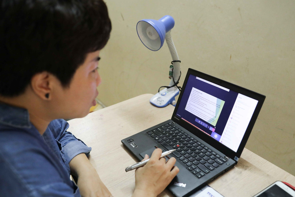 Phụ huynh học sinh lớp 10 Trường THPT Cầu Giấy họp trực tuyến với giáo viên về công tác đón học sinh trở lại. (Ảnh: Thanh Tùng/TTXVN)