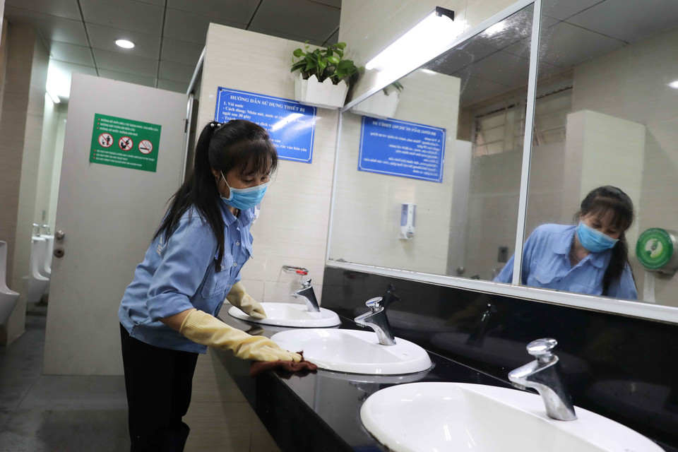 Trường THCS Nghĩa Tân (quận Cầu Giấy) hoàn thành vệ sinh, khử khuẩn và các công tác chuẩn bị khác, sẵn sàng đón học sinh trở lại trường. (Ảnh: Thanh Tùng/TTXVN)