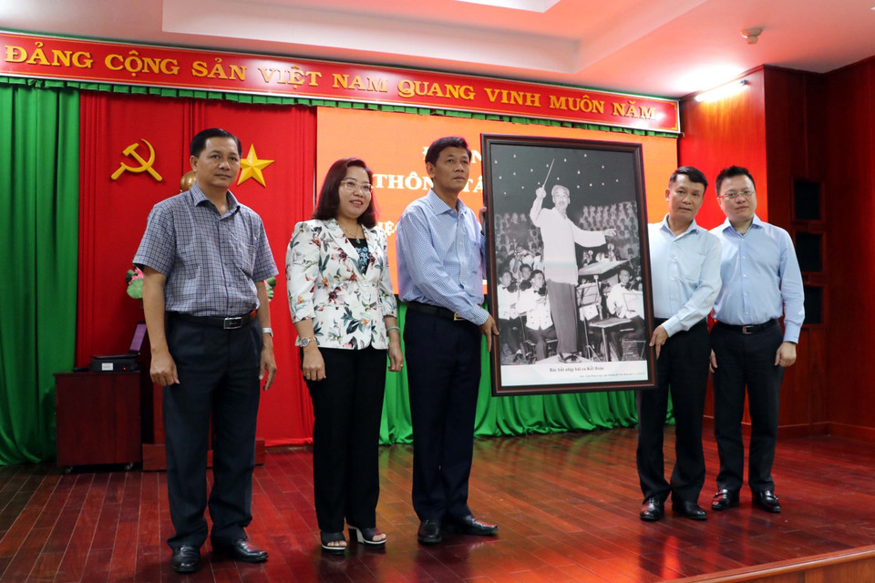 Tổng Giám đốc Thông tấn xã Việt Nam Nguyễn Đức Lợi tặng bức ảnh "Bác Hồ bắt nhịp bài ca kết đoàn" do phóng viên TTXVN chụp cho lãnh đạo tỉnh Sóc Trăng. (Ảnh: Trung Hiếu/TTXVN)