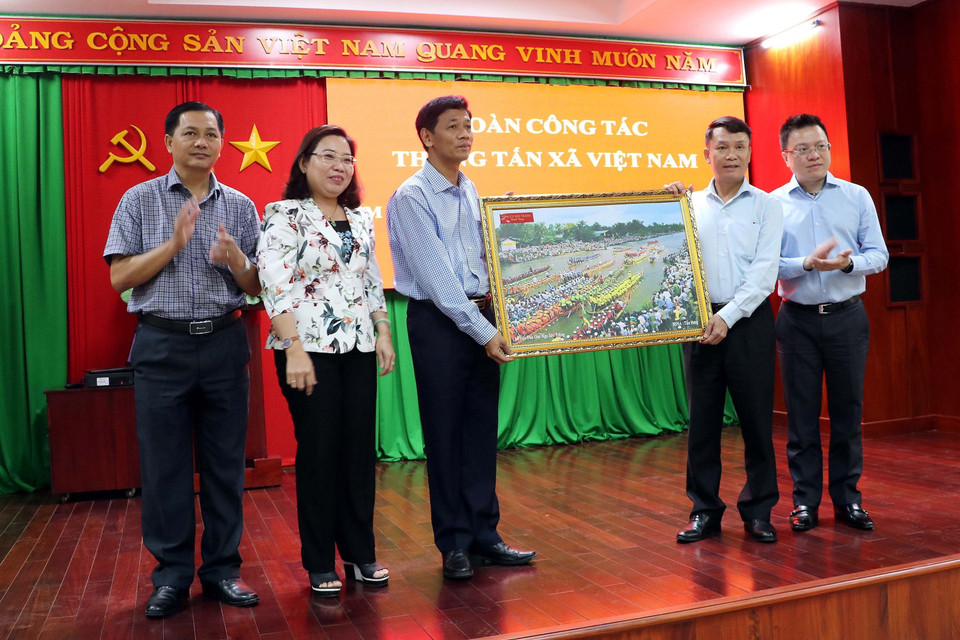 Lãnh đạo tỉnh Sóc Trăng tặng bức ảnh Đua ghe Ngo cho lãnh đạo TTXVN. (Ảnh: Trung Hiếu/TTXVN)