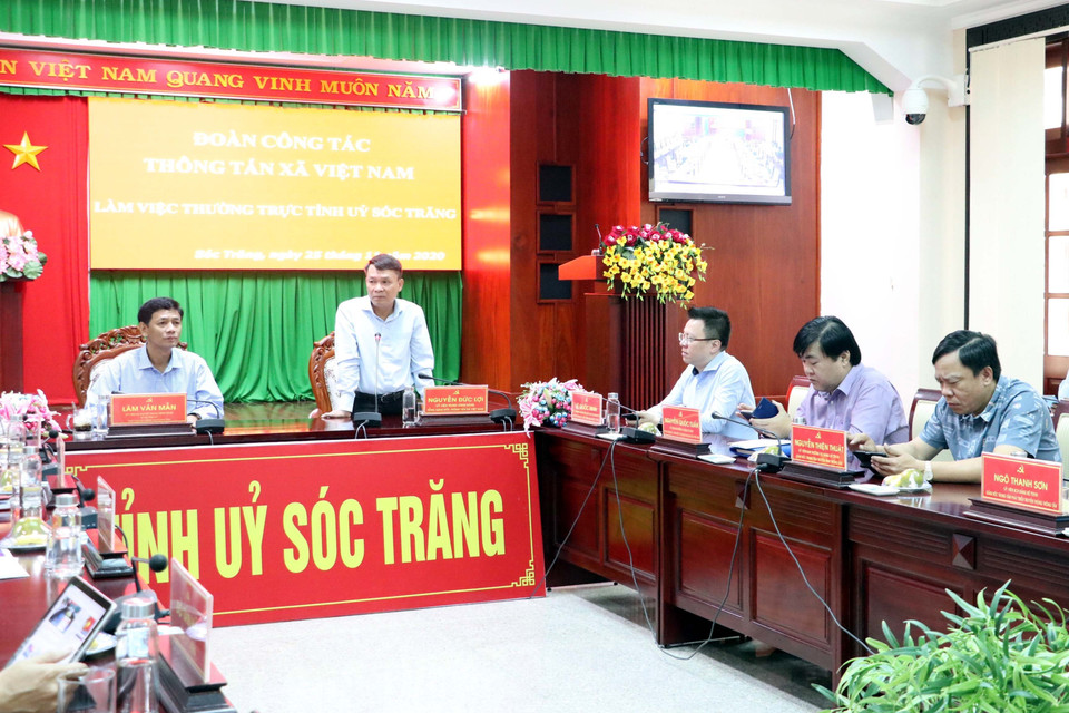 Quang cảnh buổi làm việc giữa tỉnh Sóc Trăng và đoàn công tác của TTXVN. (Ảnh: Trung Hiếu/TTXVN)