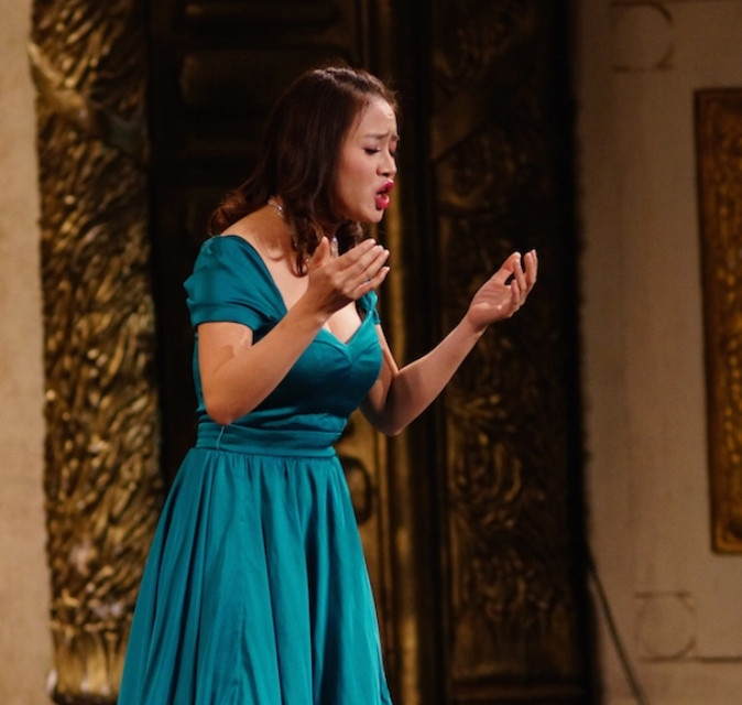 Khách mời chương trình, ca sỹ Đinh Trang trình bày một tác phẩm của Puccini – O Mio Babbano Caro. (Ảnh: Minh Sơn/Vietnam+)