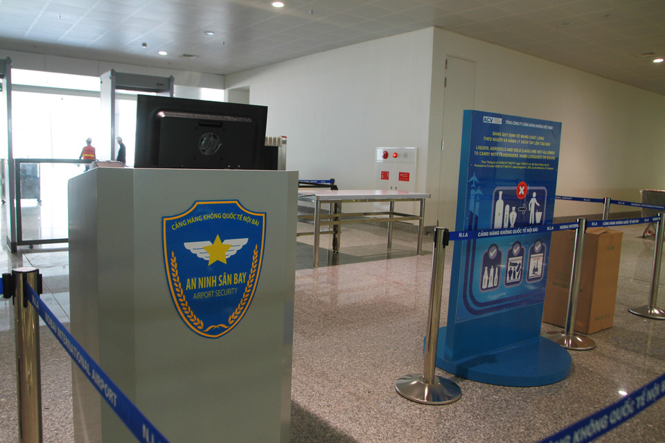 Tại nhà ga T2, khi làm thủ tục, khách sẽ được cấp thẻ lên máy bay là thẻ từ. Sẽ có 2 máy đọc thẻ bố trí tại mỗi khu vực kiểm tra an ninh, soi chiếu. Nếu hành lý ký gửi ổn, quẹt thẻ xong, khách sẽ được vào phòng chờ. Nếu hành lý có vấn đề, khách phải quay lại phòng kiểm tra lại, rồi mới trở lại phòng chờ. (Ảnh: Minh Sơn–Hoàng Long/Vietnam+)