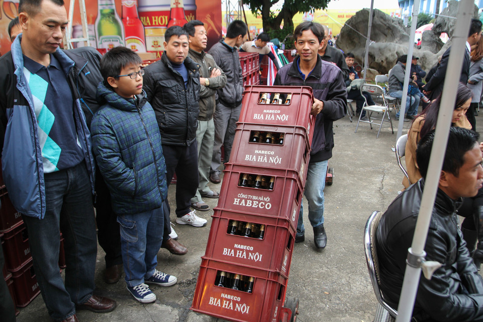Các két bia được chuyển đến liên tục trong buổi sáng. (Ảnh Minh Sơn/Vietnam+)