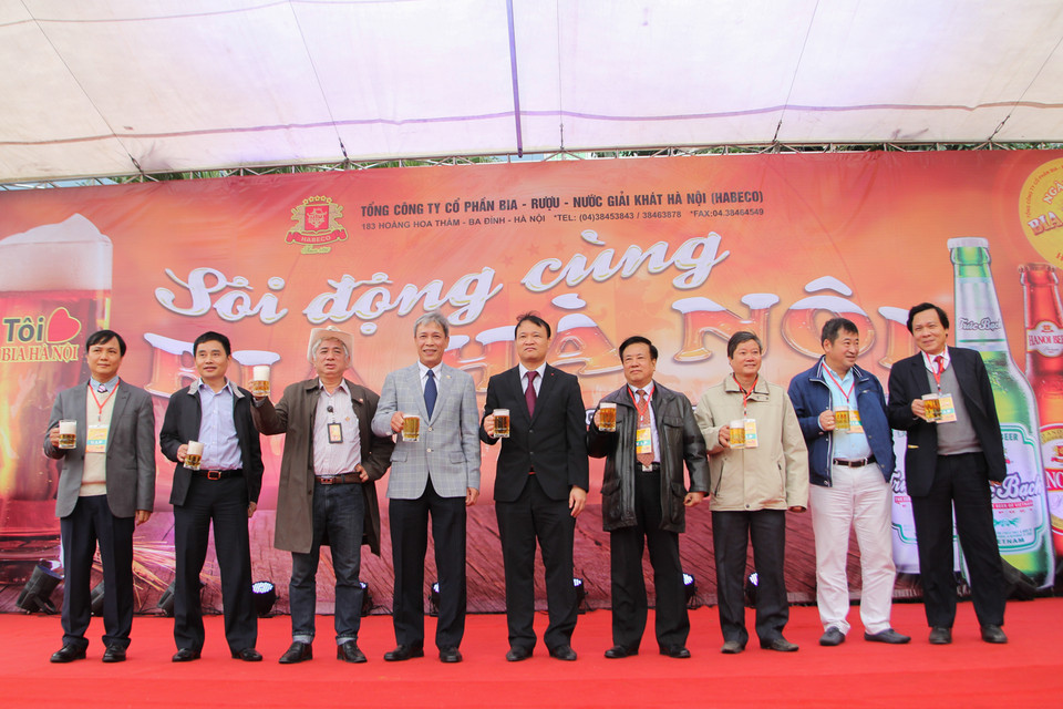 Các lãnh đạo Tổng công ty Cổ phần Bia – Rượu – Nước giải khát Hà Nội cùng nâng cốc chúc mừng ngày hội diễn ra thành công tốt đẹp. (Ảnh Minh Sơn/Vietnam+)