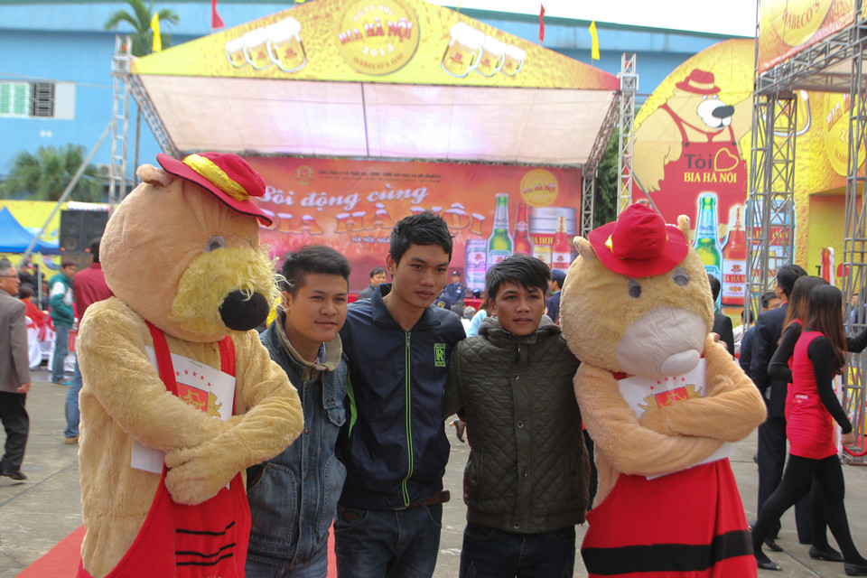 Hai chú gấu biểu tượng của công ty chụp hình cùng khách. (Ảnh Minh Sơn/Vietnam+)