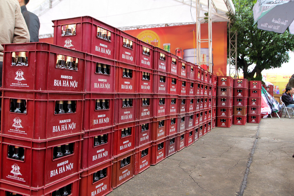 Ngoài ra, các thực khách có cơ hội thưởng thức các sản phẩm khác của Bia Hà Nội như bia Trúc Bạch, bia chai Hanoi Premium, bia lon Hà Nội với mức ưu đãi đặc biệt uống 2 trả tiền 1. (Ảnh Minh Sơn/Vietnam+)