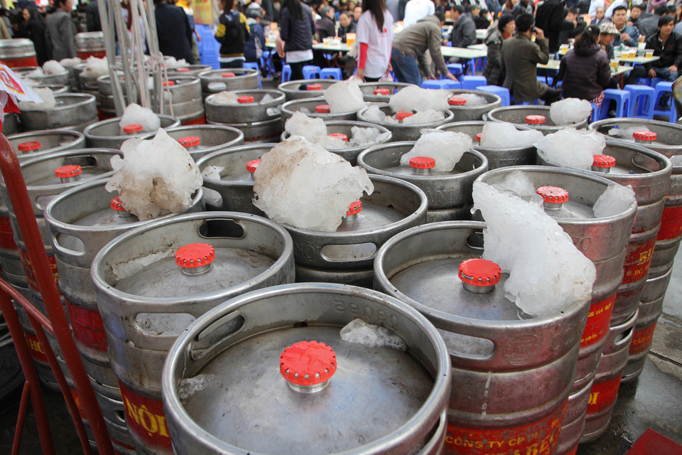 Đến tham dự ngày hội, khách hàng được thưởng thức miễn phí hàng ngàn lít bia hơi và bia chai Hà Nội. (Ảnh Minh Sơn/Vietnam+)