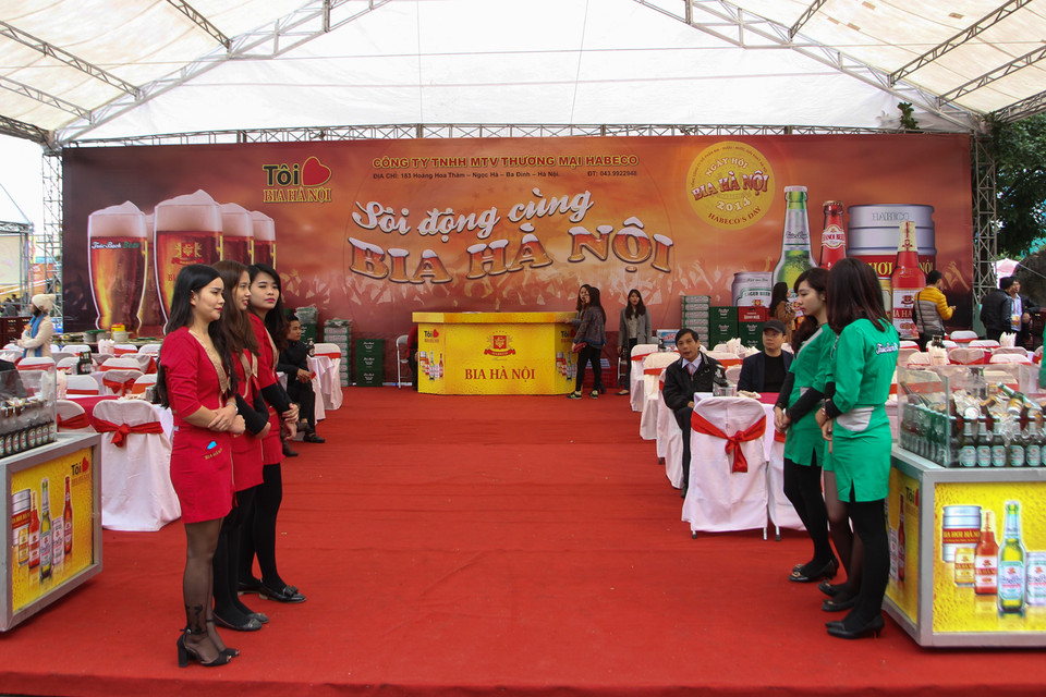 Một khu vực thưởng thức bia dành cho khách VIP. (Ảnh Minh Sơn/Vietnam+) 