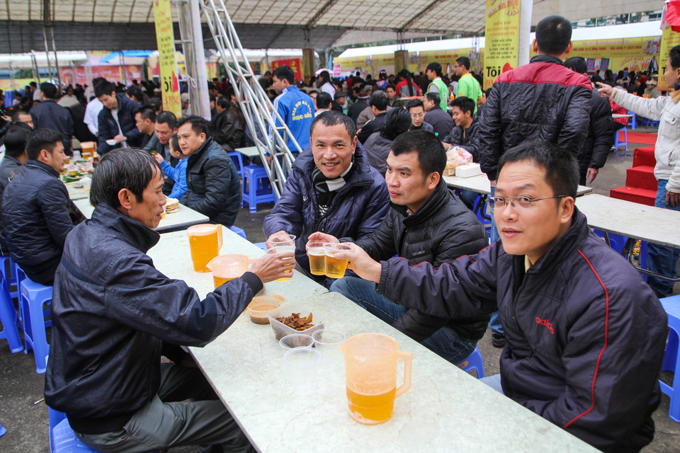 Ngày hội Bia Hà Nội 2014 tổ chức trùng thời điểm diễn ra Vòng chung kết AFF Cup 2014, nơi Việt Nam là đồng chủ nhà. Vì thế, Ngày hội Bia cũng được kỳ vọng là dịp những “tín đồ” túc cầu giáo tới giao lưu, cùng chung niềm say mê bia hơi, cùng bàn luận xung quanh chuyển động của trái bóng tròn. (Ảnh Minh Sơn/Vietnam+)