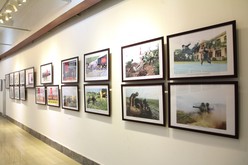 Không gian trưng bày được chia làm 3 phần gồm các ảnh với chủ đề về: Quân đội Nhân dân Việt Nam qua các thời kỳ; Xây dựng quân đội chính quy, tinh nhuệ, từng bước hiện đại; những hoạt động tiêu biểu của lực lượng vũ trang Thủ đô từ 2008 đến nay. (Ảnh Minh Sơn/Vietnam+)