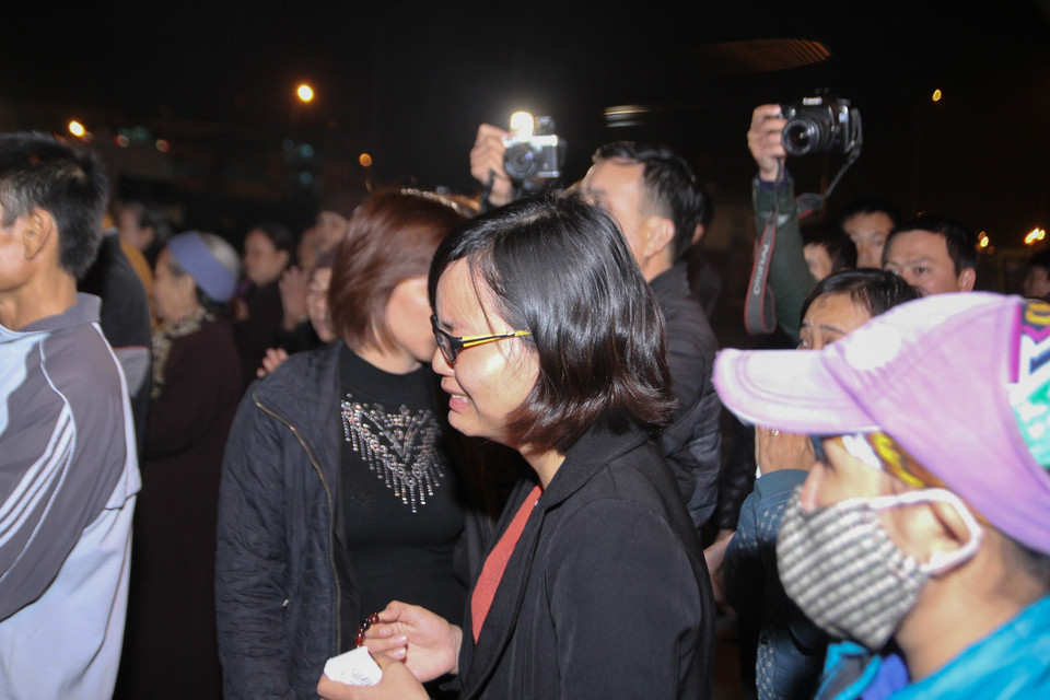 Chị Huyền dường như đã cạn khô nước mắt khi nhìn thấy thi hài chồng mình được đưa đi. (Ảnh Minh Sơn/Vietnam+)