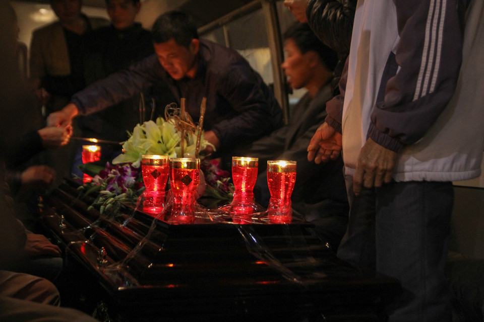 Những ngọn nến được thắp lên cùng tiếng niệm của các tăng ni Phật tử địa phương cầu mong cho linh hồn anh Đạt sớm siêu thoát. (Ảnh Minh Sơn/Vietnam+)