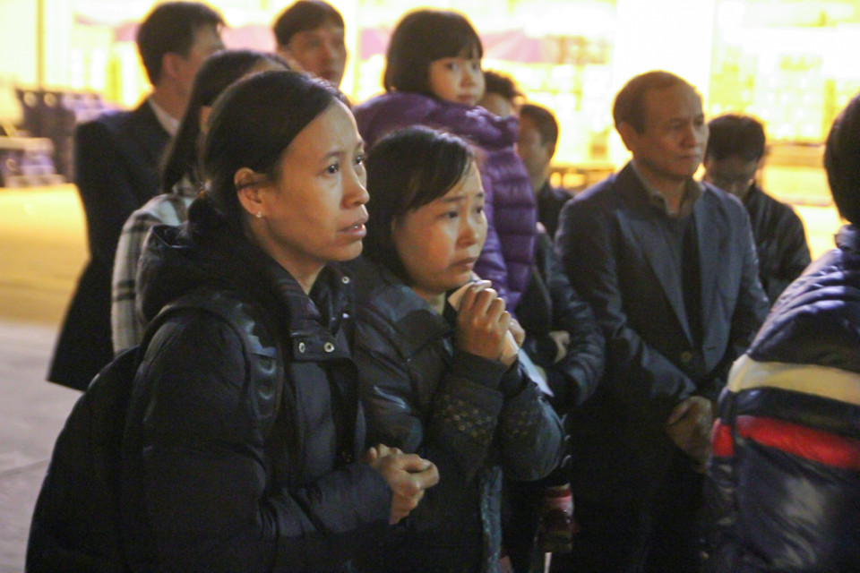 Chị gái anh Đạt luôn chắp tay cầu niệm cho linh hồn em trai mình yên nghỉ. (Ảnh Minh Sơn/Vietnam+)