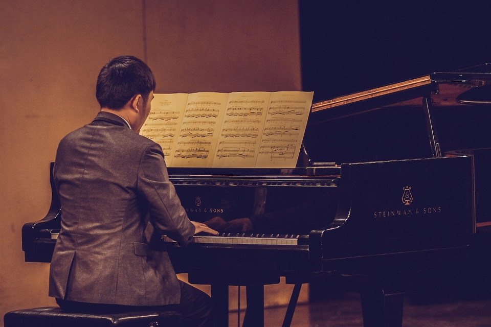 Nghệ sĩ piano Xuân Hiểu tham gia chương trình với vai trò nghệ sĩ đệm đàn. (Ảnh: Minh Sơn/Vietnam+)