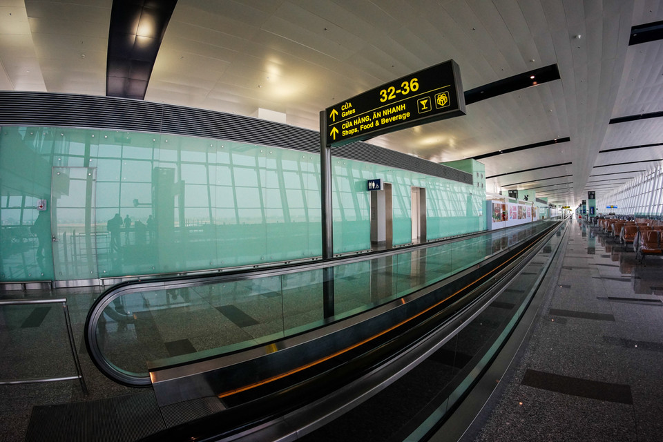 Nhà ga có chiều dài khoảng 1km nhưng hành khách không phải đi bộ nhiều vì có hệ thống đường băng chuyền liên tiếp hỗ trợ di chuyển. (Ảnh: Minh Sơn–Hoàng Long/Vietnam+)