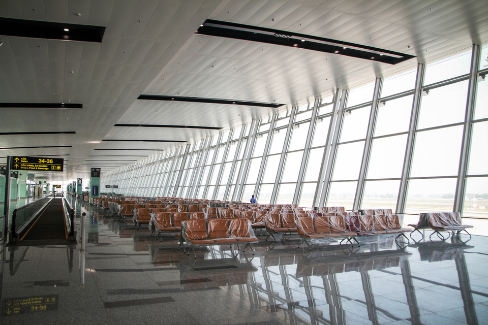 Hàng trăm ghế ngồi được bố trí khắp nhà ga giúp hành khách nghỉ ngơi, chờ đợi làm thủ tục. (Ảnh: Minh Sơn–Hoàng Long/Vietnam+)