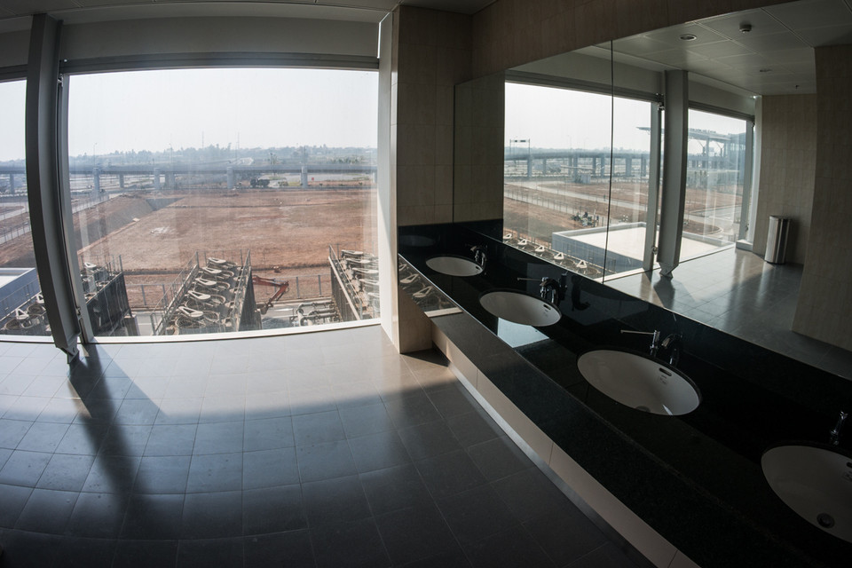 Khu vực nhà vệ sinh hiện đại có thể nhìn ra ngoài sân bay. Đặc biệt, có phòng riêng dành cho người khuyết tật. (Ảnh: Minh Sơn–Hoàng Long/Vietnam+)