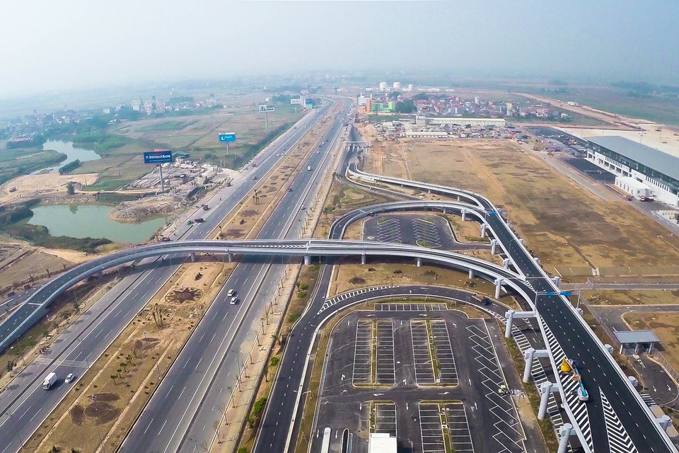 Nhà ga T1 cách đó không xa. 19. Hệ thống cầu vượt giúp các phương tiện giao thông dễ dàng đưa đón trả khách. (Ảnh: Minh Sơn–Hoàng Long/Vietnam+)