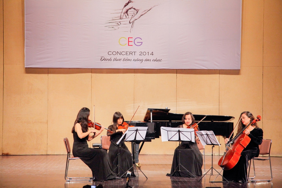 Rất nhiều nghệ sĩ violon hàng đầu Việt Nam cũng góp mặt trong chương trình này. (Ảnh Minh Sơn/Vietnam+)