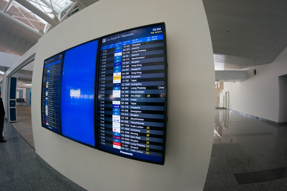 Có tổng cộng 283 màn hình hiển thị thông tin chuyến bay rải rác khắp nhà ga giúp hành khách dễ dàng tra cứu thông tin. (Ảnh: Minh Sơn–Hoàng Long/Vietnam+)