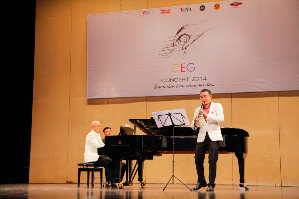 Nghệ sĩ Clarinet Trần Khánh Quang phiều cùng nghệ sĩ Piano Vũ Ngọc Linh. (Ảnh Minh Sơn/Vietnam+)