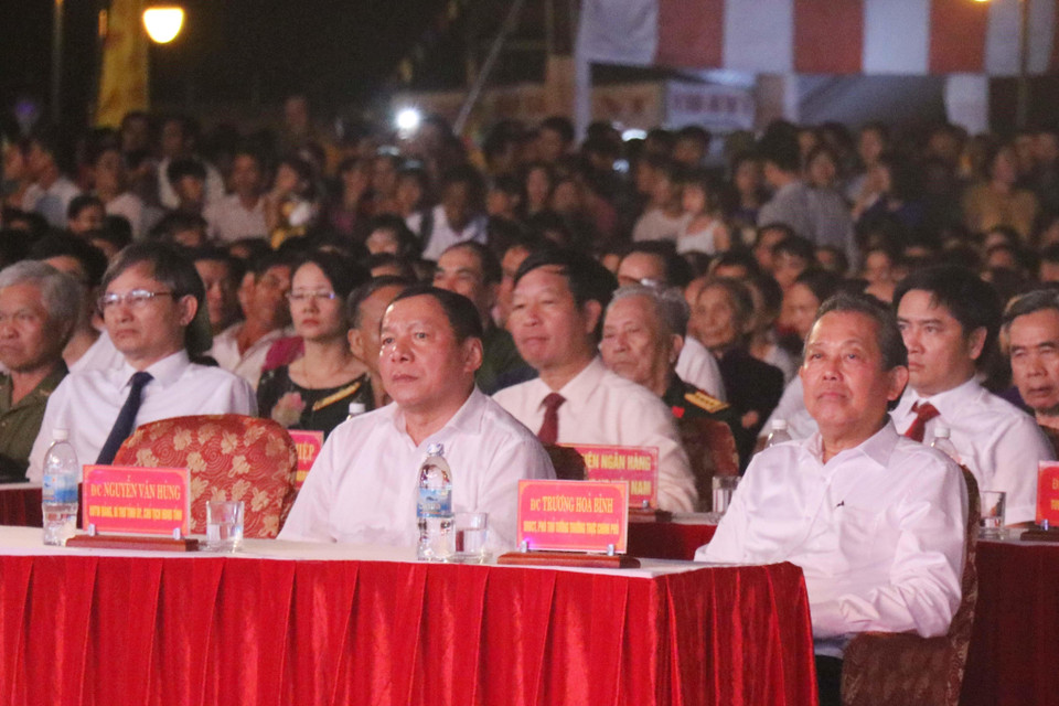 Đồng chí Trương Hòa Bình, Ủy viên Bộ Chính trị, Phó Thủ tướng Thường trực Chính phủ và các đại biểu dự chương trình. (Ảnh: Nguyên Lý/TTXVN)