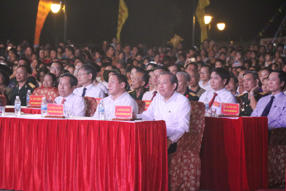 Đồng chí Trương Hòa Bình, Ủy viên Bộ Chính trị, Phó Thủ tướng Thường trực Chính phủ và các đại biểu dự chương trình. (Ảnh: Nguyên Lý/TTXVN)