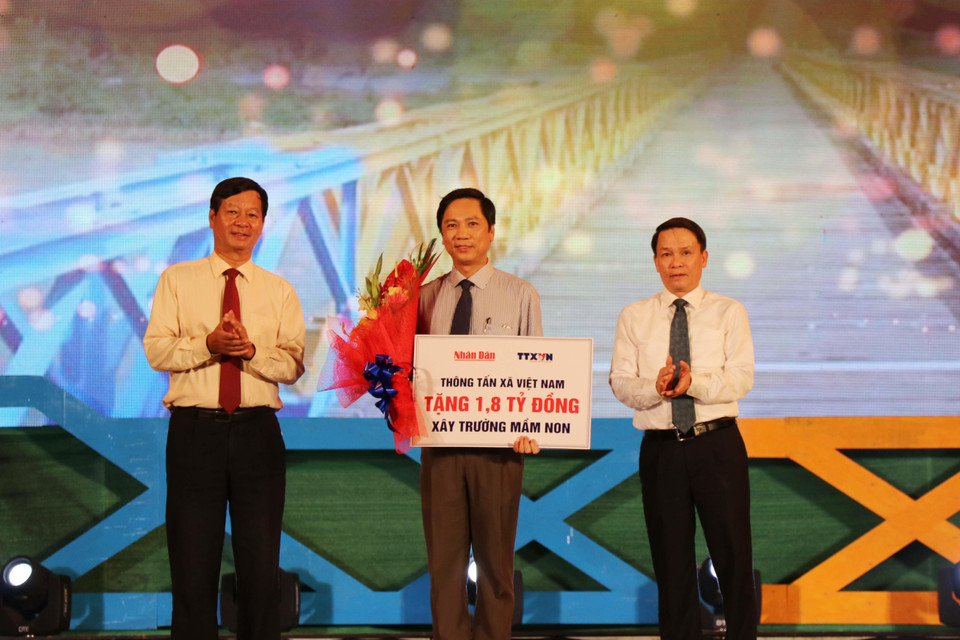 Đồng chí Nguyễn Đức Lợi, Ủy viên Trung ương Đảng, Tổng Giám đốc Thông tấn xã Việt Nam trao tặng 1,8 tỷ đồng xây dựng 3 phòng học cho trường mầm non xã Triệu Tài, huyện Triệu Phong, tỉnh Quảng Trị. (Ảnh: Nguyên Lý/TTXVN)