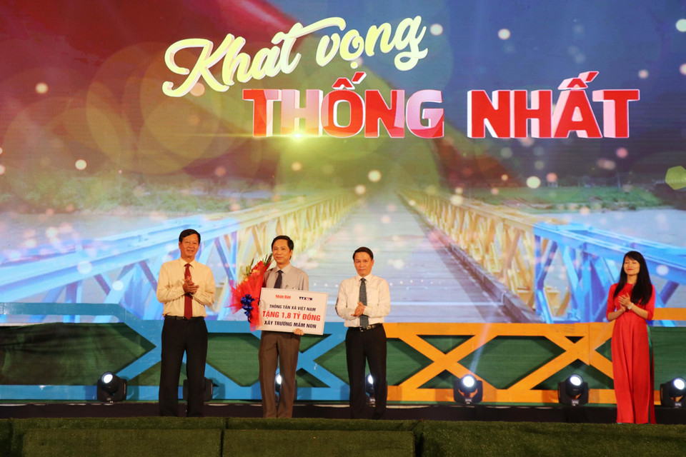 Đồng chí Nguyễn Đức Lợi, Ủy viên Trung ương Đảng, Tổng Giám đốc Thông tấn xã Việt Nam trao tặng 1,8 tỷ đồng xây dựng 3 phòng học cho trường mầm non xã Triệu Tài, huyện Triệu Phong, tỉnh Quảng Trị. (Ảnh: Nguyên Lý/TTXVN)