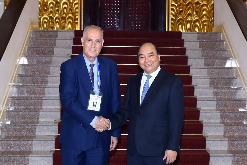 Thủ tướng Nguyễn Xuân Phúc và Ngài Aslan Aslannov, Chủ tịch OANA, Tổng giám đốc hãng Thông tấn AZERTAC (Azerbaijan) tại buổi tiếp. (Ảnh: Thống Nhất/TTXVN)