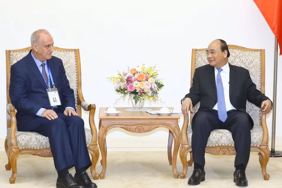 Thủ tướng Nguyễn Xuân Phúc và Ngài Aslan Aslanov, Chủ tịch OANA, Tổng giám đốc hãng Thông tấn AZERTAC (Azerbaijan) tại buổi tiếp. (Ảnh: Thống Nhất/TTXVN)