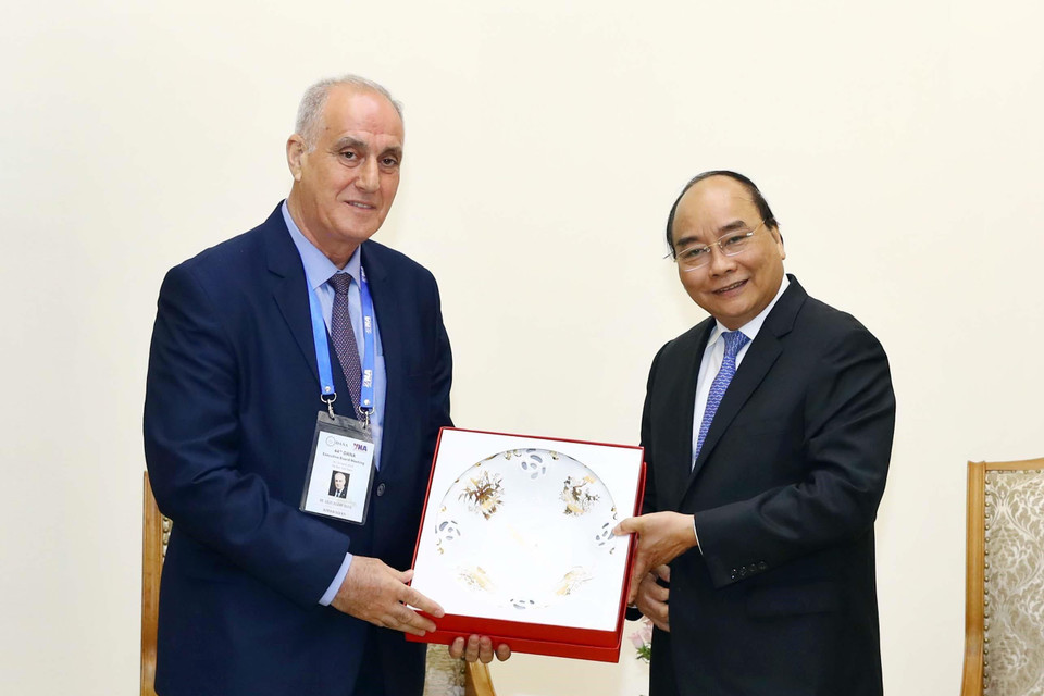  Thủ tướng Nguyễn Xuân Phúc tặng quà lưu niệm cho Ngài Aslan Aslanov, Chủ tịch OANA, Tổng giám đốc hãng Thông tấn AZERTAC (Azerbaijan) tại buổi tiếp. (Ảnh: Thống Nhất/TTXVN)