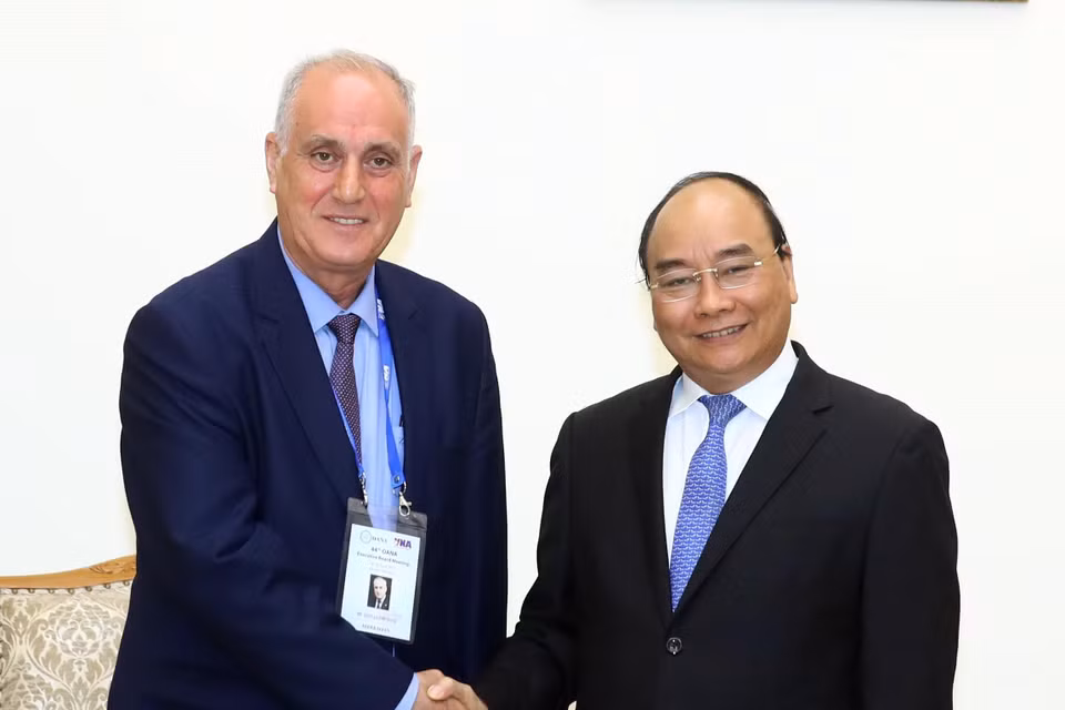 Thủ tướng Nguyễn Xuân Phúc và Ngài Aslan Aslanov, Chủ tịch OANA, Tổng giám đốc hãng Thông tấn AZERTAC (Azerbaijan) tại buổi tiếp. (Ảnh: Thống Nhất/TTXVN)
