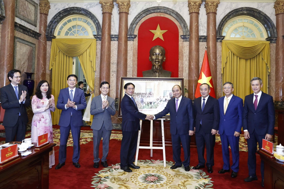 Chủ tịch nước Nguyễn Xuân Phúc tặng bức ảnh lưu niệm cho Bộ Ngoại giao. (Ảnh: Thống Nhất/TTXVN)