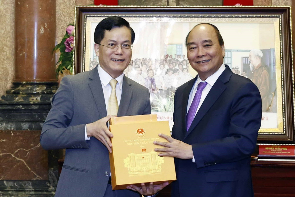Chủ tịch nước Nguyễn Xuân Phúc tặng quà lưu niệm cho Thứ trưởng Bộ Ngoại giao Hà Kim Ngọc. (Ảnh: Thống Nhất/TTXVN)