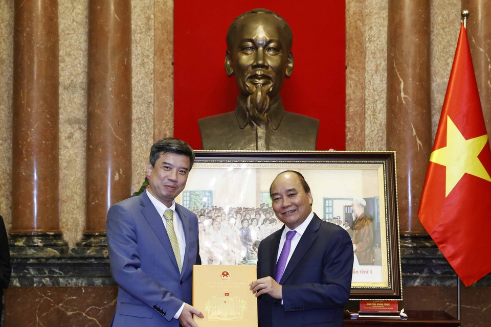 Chủ tịch nước Nguyễn Xuân Phúc tặng quà lưu niệm cho đại biểu. (Ảnh: Thống Nhất/TTXVN)