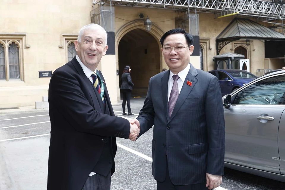 Chủ tịch Hạ viện Anh Lindsay Hoyle đón Chủ tịch Quốc hội Vương Đình Huệ. (Ảnh: Doãn Tấn/TTXVN)