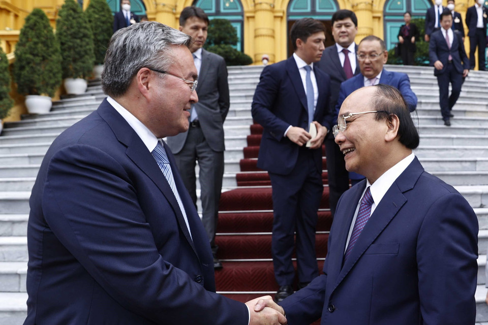 Chiều 18/8, Chủ tịch nước Nguyễn Xuân Phúc tiếp Phó Thủ tướng, Bộ trưởng Ngoại giao Cộng hòa Kazakhstan Mukhtar Tileuberdi đang thăm chính thức Việt Nam. (Ảnh Thống Nhất/TTXVN)