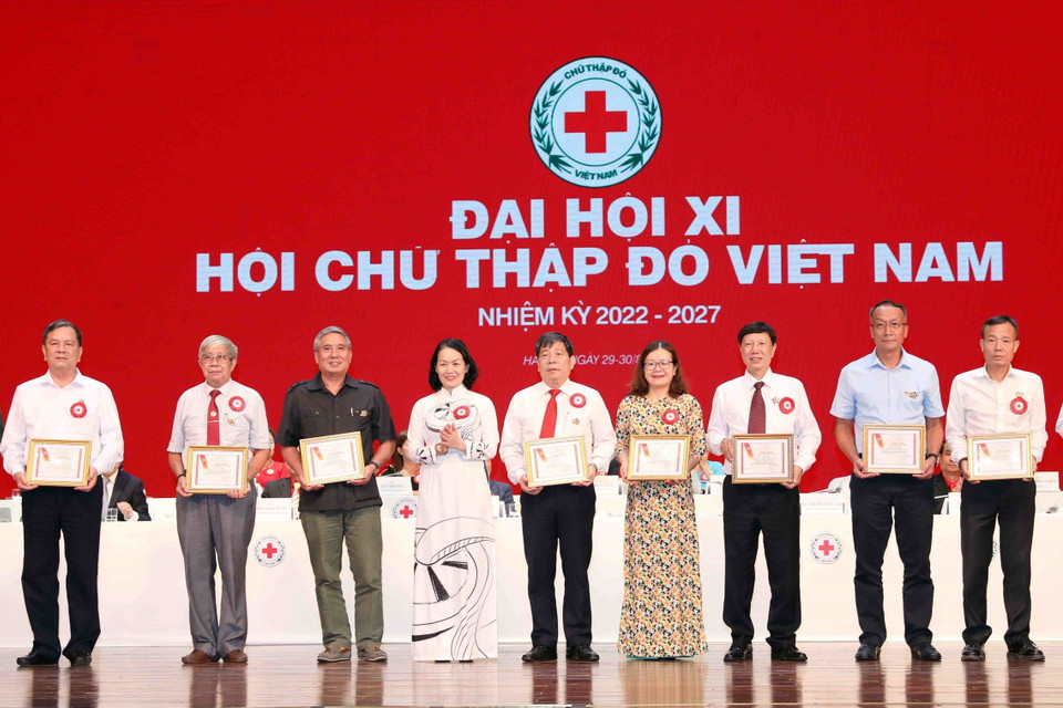 Tặng kỷ niệm chương cho các đại biểu. (Ảnh: Thanh Tùng/TTXVN)