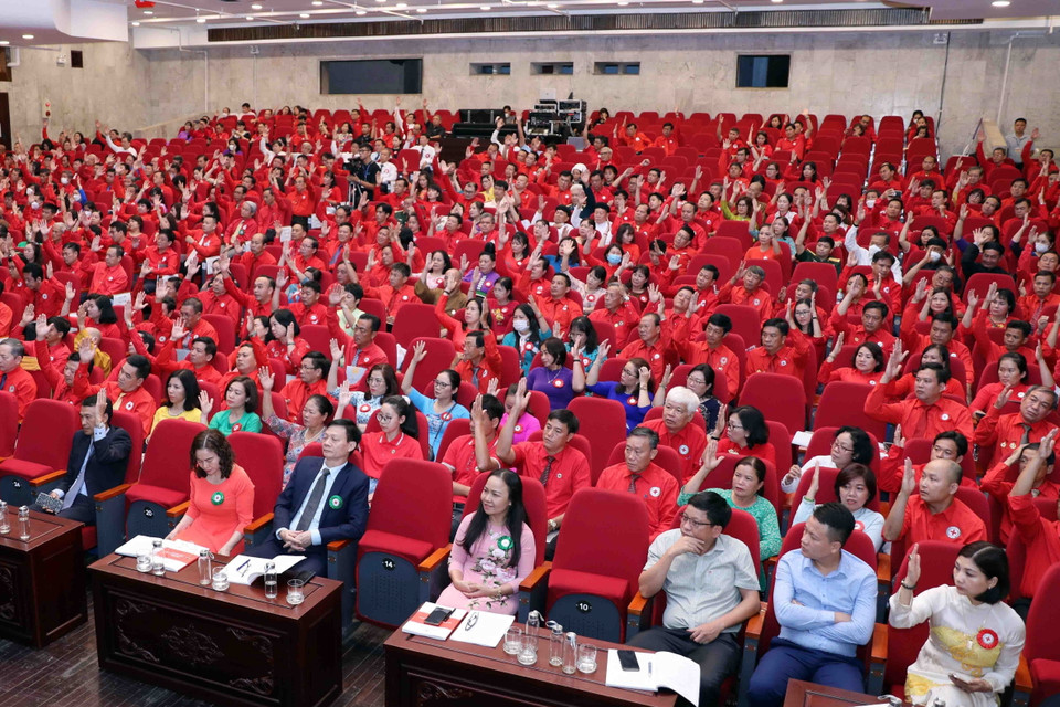 Đại biểu biểu quyết thông qua nhân sự ban chấp hành khóa mới. (Ảnh: Thanh Tùng/TTXVN)