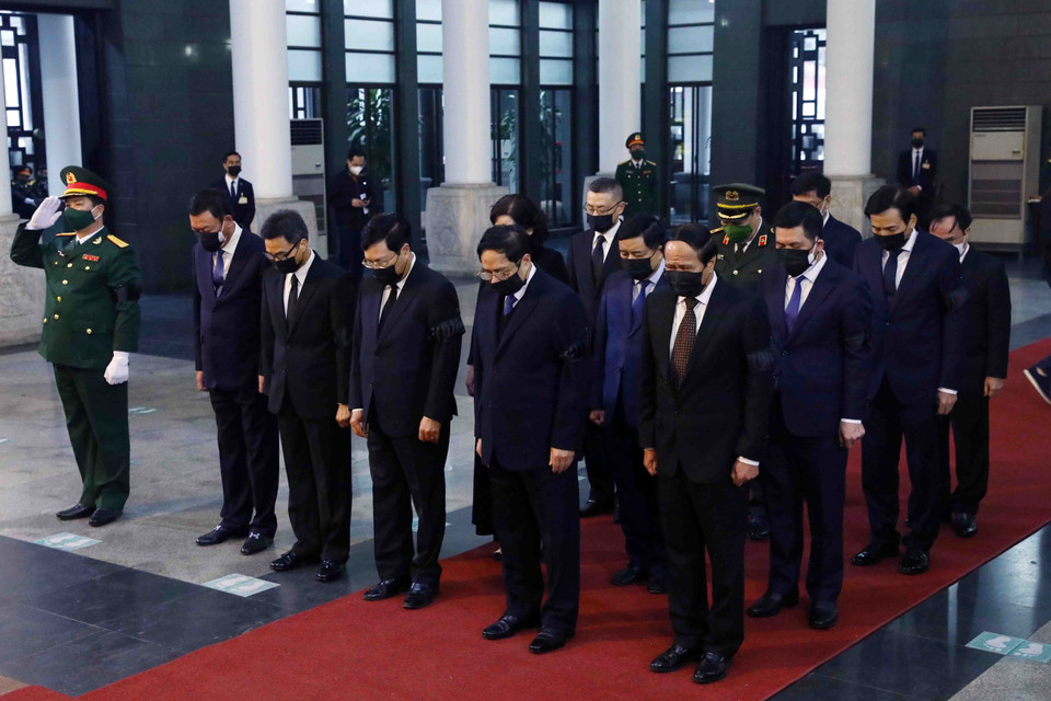 Đoàn Chính phủ do Thủ tướng Phạm Minh Chính dẫn đầu viếng nguyên Phó Thủ tướng Chính phủ Nguyễn Côn. (Ảnh: Phạm Kiên/TTXVN)