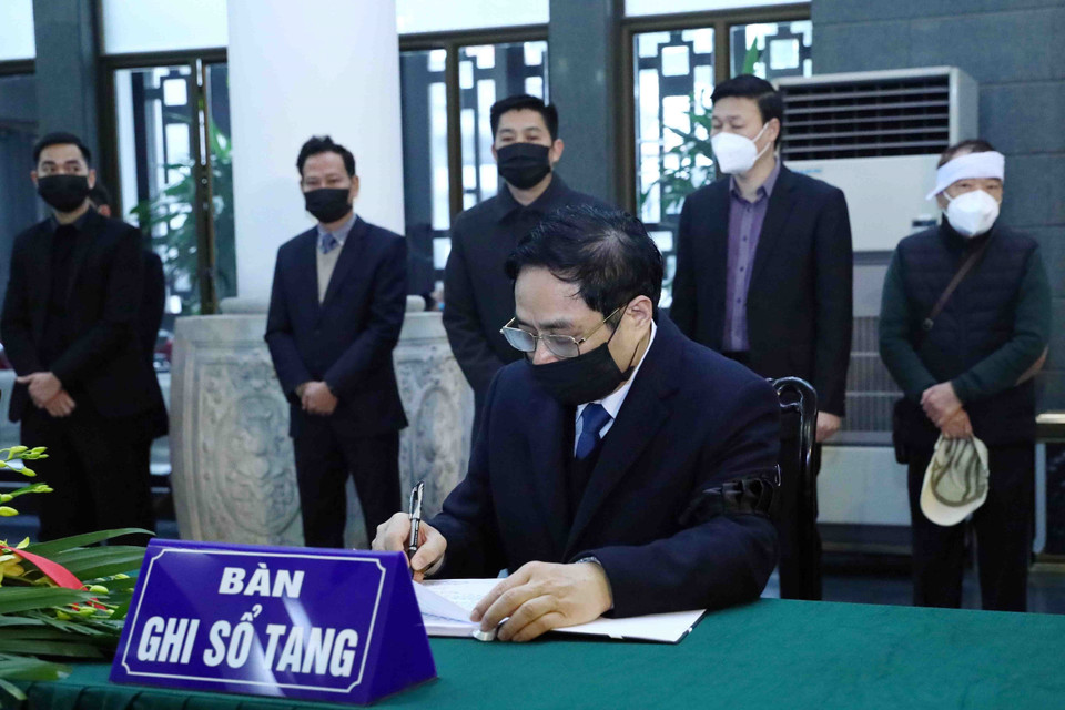 Thủ tướng Chính phủ Phạm Minh Chính ghi Sổ tang bày tỏ tiếc thương nguyên Phó Thủ tướng Nguyễn Côn. (Ảnh: Phạm Kiên/TTXVN)