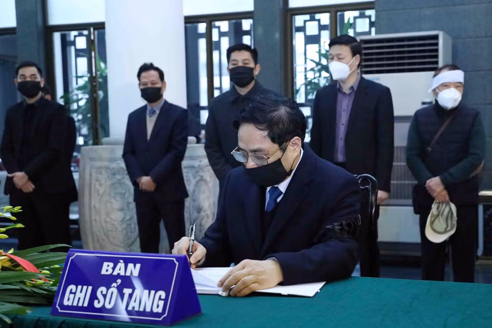 Thủ tướng Chính phủ Phạm Minh Chính ghi Sổ tang bày tỏ tiếc thương nguyên Phó Thủ tướng Nguyễn Côn. (Ảnh: Phạm Kiên/TTXVN)