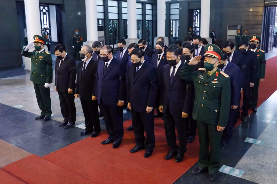 Đoàn các đồng chí lãnh đạo Đảng, Nhà nước do Thủ tướng Chính phủ Phạm Minh Chính dẫn đầu viếng nguyên Phó Thủ tướng Chính phủ Nguyễn Côn. (Ảnh: Phạm Kiên/TTXVN)