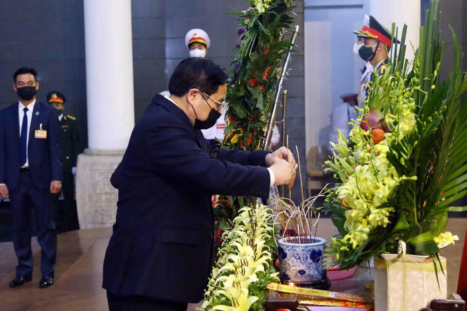 Đoàn Chính phủ do Thủ tướng Phạm Minh Chính dẫn đầu viếng nguyên Phó Thủ tướng Chính phủ Nguyễn Côn. (Ảnh: Phạm Kiên/TTXVN)