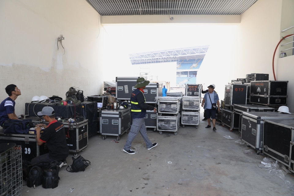 Đội ngũ kỹ thuật viên đang gấp rút hoàn thiện hạng mục ánh sáng phục vụ cho Lễ khai mạc. (Ảnh: Minh Quyết/TTXVN)