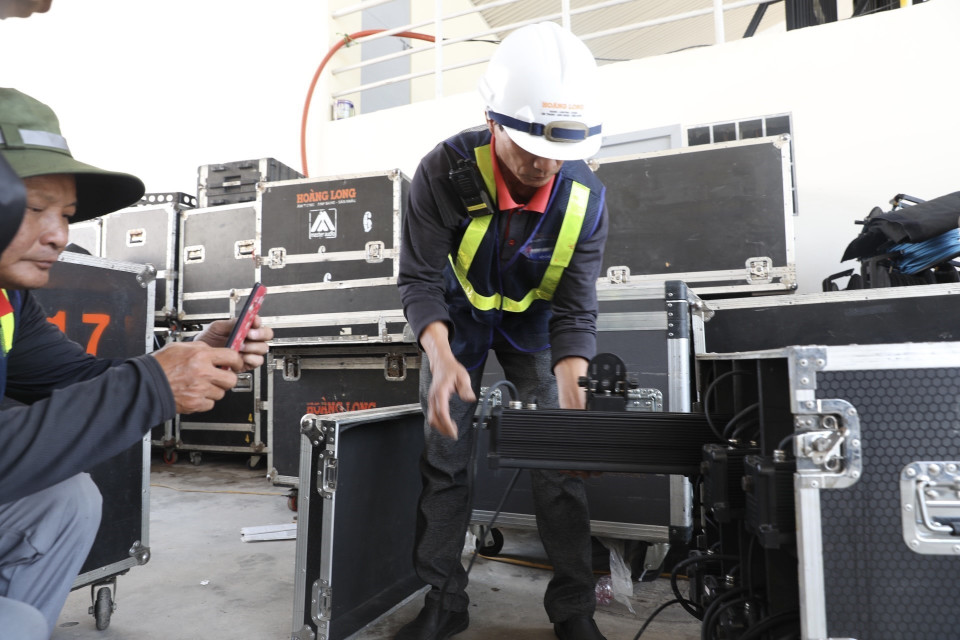 Đội ngũ kỹ thuật viên đang gấp rút hoàn thiện hạng mục ánh sáng phục vụ cho Lễ khai mạc. (Ảnh: Minh Quyết/TTXVN)