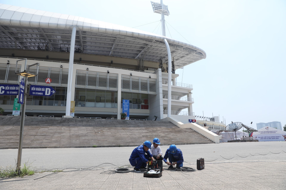 Nhân viên kỹ thuật của VNPT lắp đặt hạ tầng viễn thông phục vụ Lễ khai mạc SEA Games 31. (Ảnh: Minh Quyết/TTXVN)